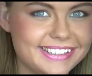 Busty heban z sexy tyłek cieszy się kurwa gruby biały kogut w basenie