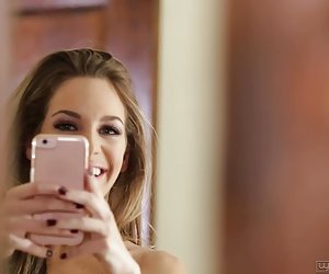 Poolboy cums wewnątrz jej