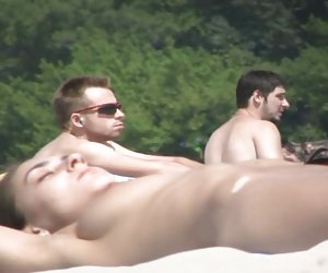 piękna brunetka dziewczyna naprawdę ładne dupy i ładne cycki pieprzy w wielu pozycjach.